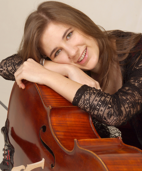 Zu sehen ist Iris Mack mit dem Violoncello