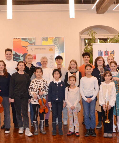 Zu sehen sind die ausgezeichneten Kinder und Jugendliche des Regionalverbands Jugend musiziert 2024