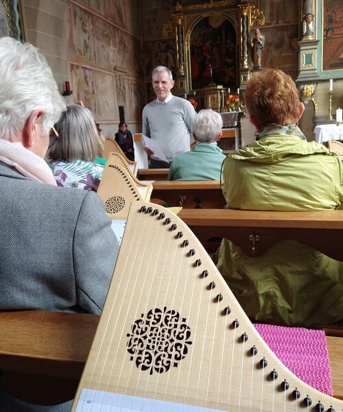 Zu sehen sind die Veeh-Harfen-Spielerinnen in der Tanauer Kirche St. Anna