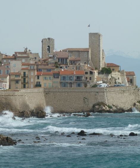 Zu sehen ist ein Küstenbild von Antibes