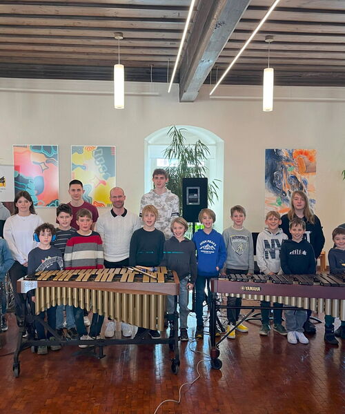 Zu sehen ist Professor Kai Strobel sowie die Schlagzeugklasse.