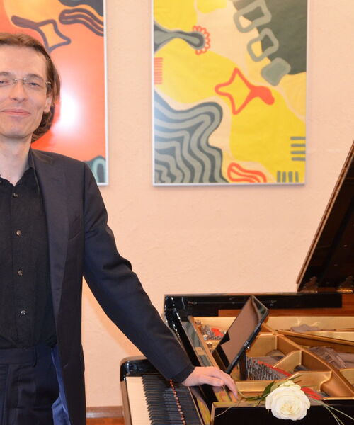 Zu sehen ist der Pianist Victor Nicoara.