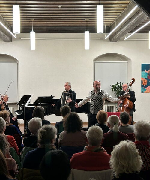 Zu sehen sind die zahlreichen Zuschauerinnen und Zuschauer in der städtischen Musikschule