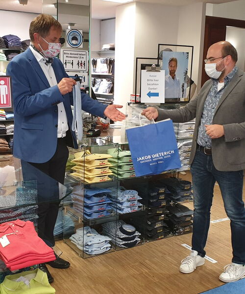 Zu sehen ist OB Arnold am Shoppen