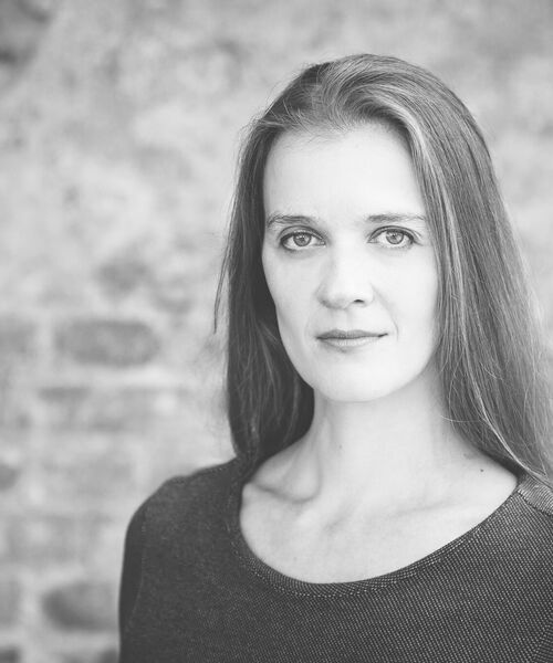 Zu sehen ist die Sopranistin Anne Schneider