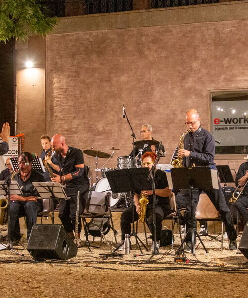 Zu sehen ist die Bigband Sarti aus Faenza bei einem Auftritt.