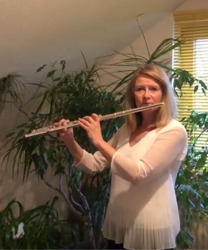 Christine Junkert spielt auf der Querflöte