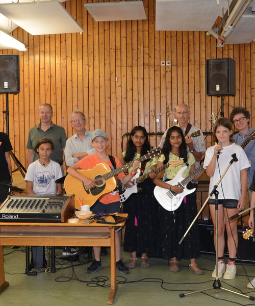 Zu sehen sind alle Mitwirkende des Band Labors unter anderem der Musikschulleiter Friedemann Gramm