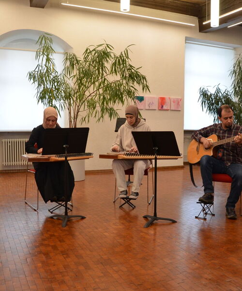 Zu sehen ist der Yunus Emre Verein beim Benefizkonzert