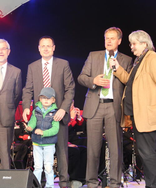 Eröffnung des Aalener Tags auf der Landesgartenschau: Landrat Klaus Pavel, Aalens OB Thilo Rentschler, Gmünds OB Richard Arnold und Moderator Raymond Contrael (v. l.)