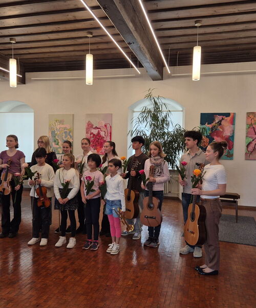 Zu sehen sind die Jugendlichen des Talentförderprogramms im Schwörsaal mit verschiedenen Instrumenten
