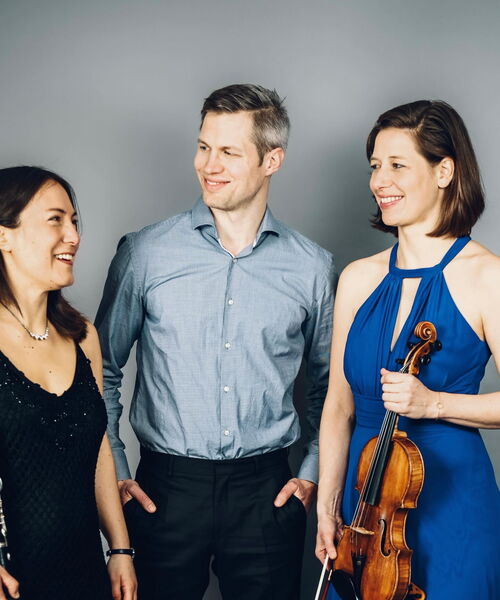 Zu sehen sind Sayaka Schmuck an der Klarinette, Andreas Hering am Klavier und Sayaka Schmuck, Klarinette Mareike Neumann an der Viola