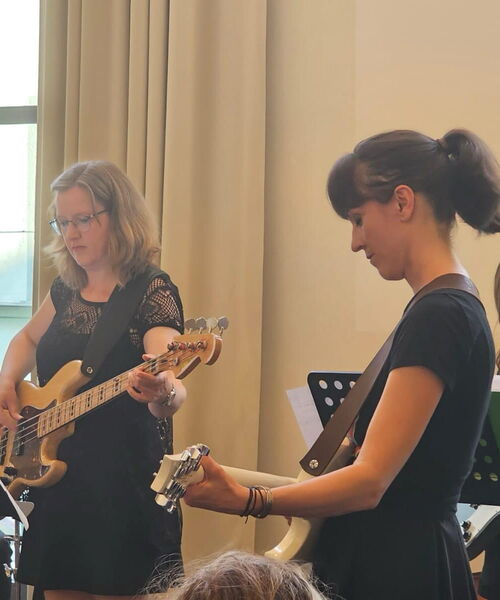 Zu sehen ist eine Musikergruppe der Erwachsenen Ensembles.