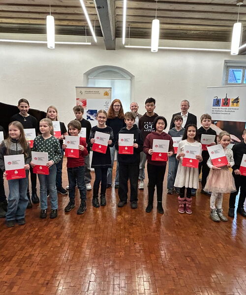 Zu sehen sind die Teilnehmenden Musikerinnen und Musiker des Wettbewerbs.