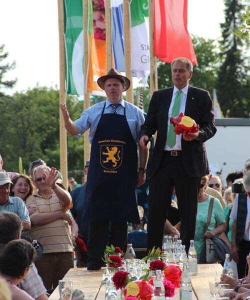 Michael Rembold und OB Richard Arnold (r.) stimmen  vor etwa 300 Besuchern zum Lied an.