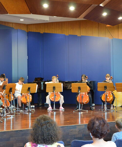 Große und kleine Musikschulschülerinnen und Musikschulschülerspielen ein Konzert in der Musikschule
