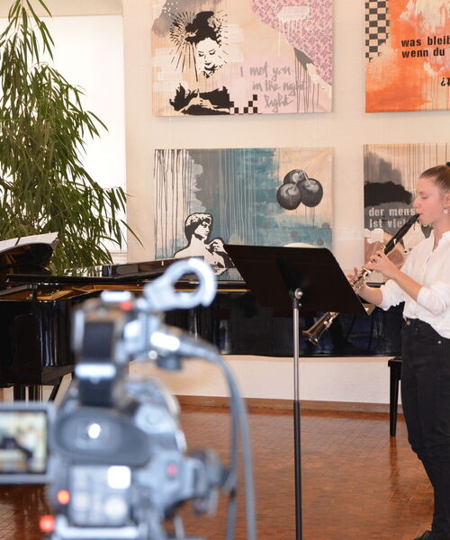 Zu sehen ist ein Mann und eine Frau die musizieren