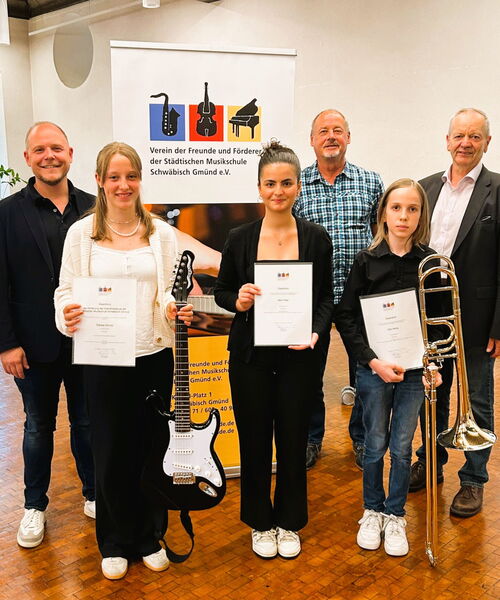 Musikschulleiter Christian Wolf, Theresa Schmid (Gitarre), Berin Polat (Violine), Spender des Gitarrenstipendiums Jürgen Schenk, Felix Hartwig (Posaune) und Vorsitzender des Fördervereins Robert Abzieher. Es fehlt: Jonathan Hornberger.
