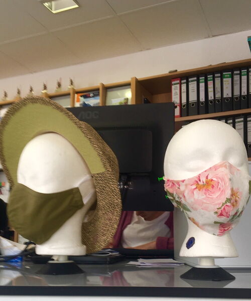 Abgebildet ist das Richtige Tragen der Maske auf Schaufensterpuppenköpfen