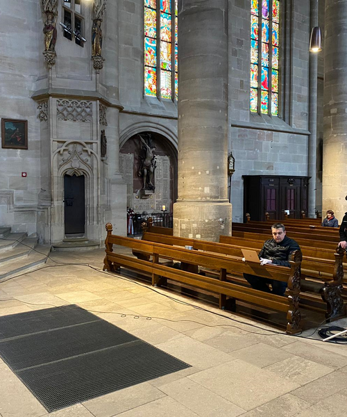 Zu sehen ist die Übertragung des digitalen Gottesdienstes in der Heilig-Kreuz-Münster Kirche von Vorne