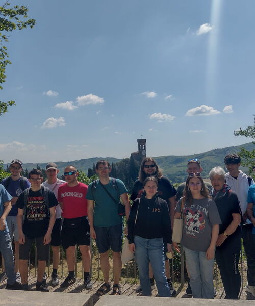 Zu sehen ist ein Gruppenbild der Bigbands Gmünd und Faenza in Faenza