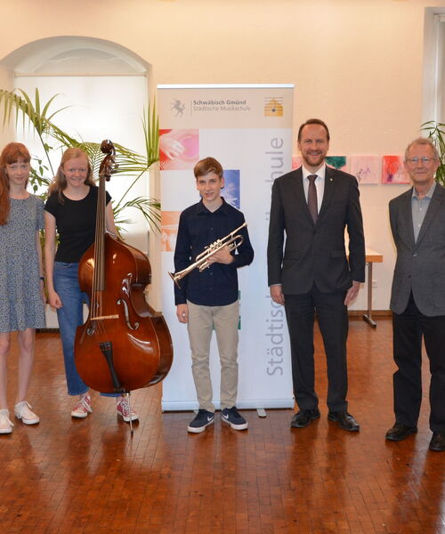 Erster Bürgermeister Christian Baron bei der Ehrung der Jugend musiziert Teilnehmer mit dem Leiter der Musikschule Herrn Friedemann Gramm und Schülern der Musikschule