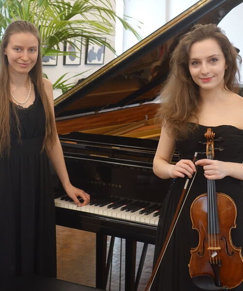 Zu sehen sind Frau Felber und Frau Kuhn