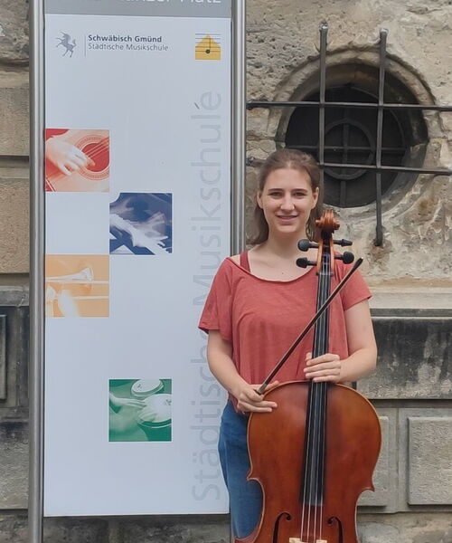 Auf dem Bild zu sehen ist Musikerin Iris Mack mit ihrem Instrument, das Violoncello