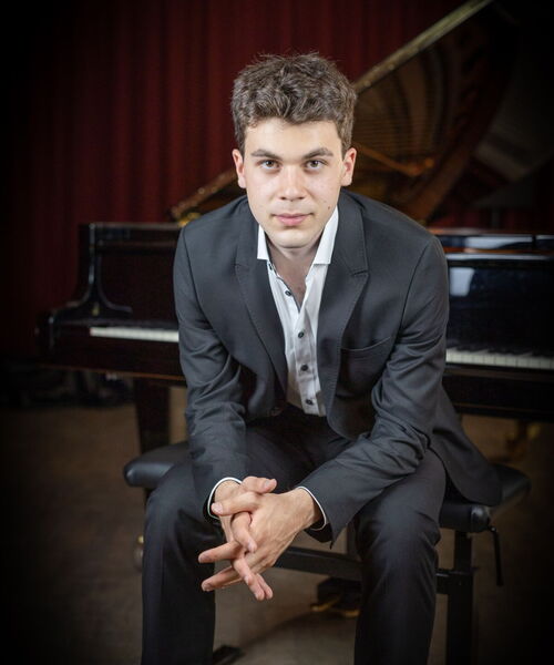 Zu sehen ist der Pianist Matteo Weber.