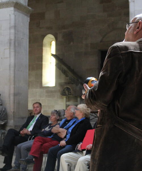 Mit einer Lampe lassen sich die Deckengemälde in der Johanniskirche gut aufzeigen.