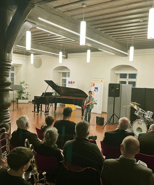 Zu sehen ist der junge Gitarrist Benjamin Gazdag beim Wettbewerbsprogramm