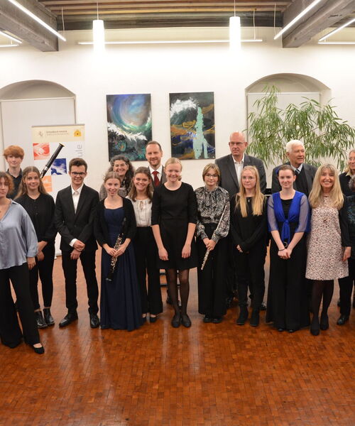 Zu sehen sind die Musikerinnen und Musiker