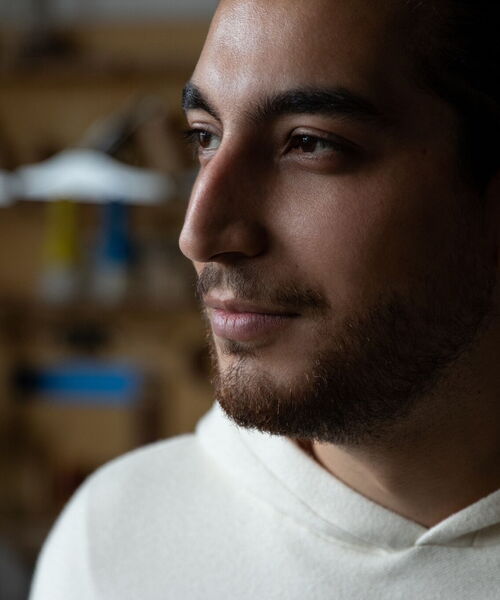 Zu sehen ist ein Portrait von Pianist Spartak Margaryan