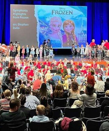 Zu sehen ist die Stadtkapelle beim Kinderkonzert „Eiskönigin“