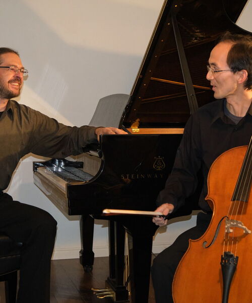 Zu sehen sind der Pianist Christian Bohnenstengel und der Cellist Ka-wai Yu.