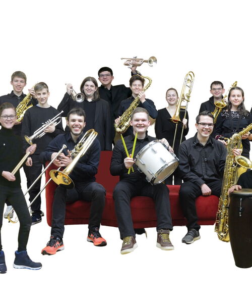 Zu sehen sind die Musikerinnen und Musiker der SchwörhausBigband.