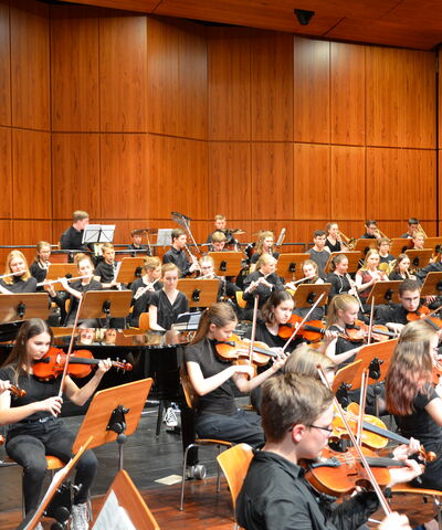 Das Publikum und die Musiker im Konzertsaal.