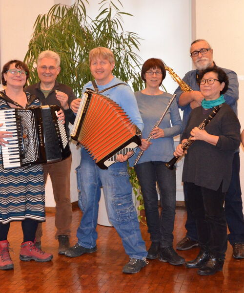 Zu sehen sind verschiedene Musiker der Ensembles für Erwachsene