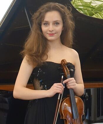 Lena Kuhn mit ihrer Geige in der Hand