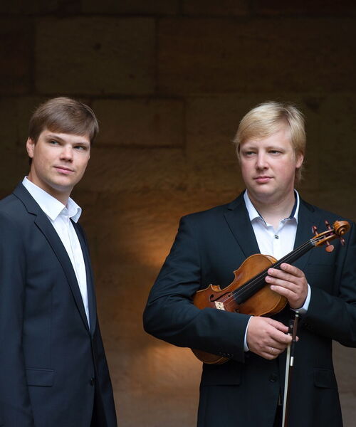 Zu sehen sind die Brüder Eduard und Alexander Sonderegger auf dem Plakat für das Sonderkonzert am Freitag, 29. Dezember im Schwörhaus