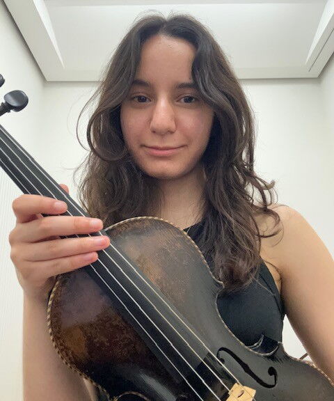 Zu sehen ist die Violinistin mit ihrer Violine.