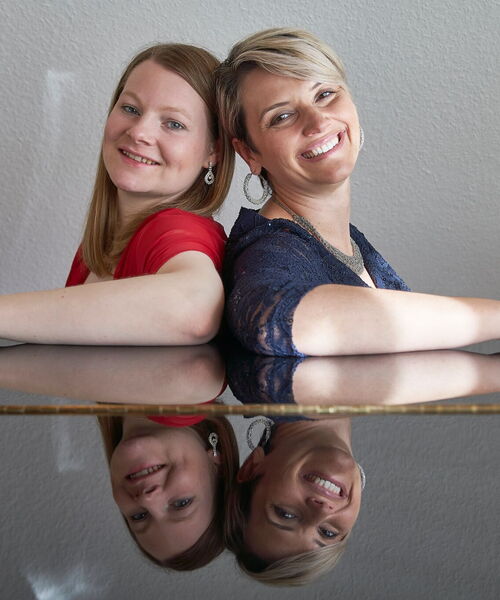 Zu sehen sind Sopranistin Verena Knirck und Pianistin Tina Wolf.