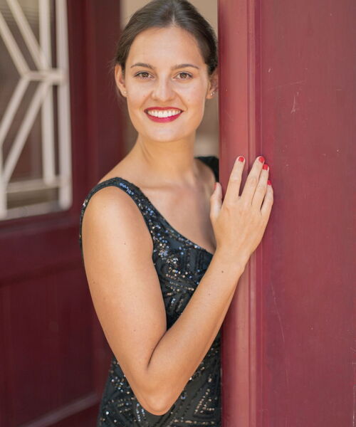 Zu sehen ist die Sopranistin Isabel Weller im schwarzen Abendkleid