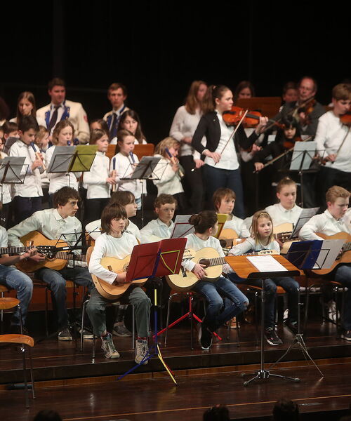 Zu sehen sind Mitglieder der Musikschule während einem Auftritt