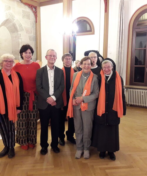 Zu sehen sind das Gmünder Kurorchester und die Kontaktgruppe Solwodi Ostalb.