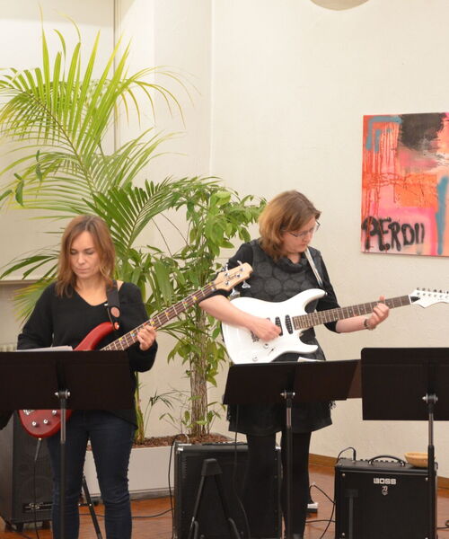 Zu sehen sind vier Frauan mit Instrumenten bei einem Konzert im Schwörhaus