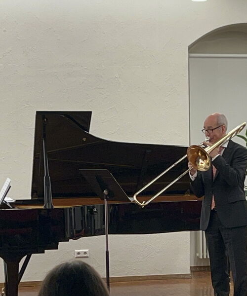 Zu sehen ist Posaunist Henning Wiegräbe im Schwörhaus