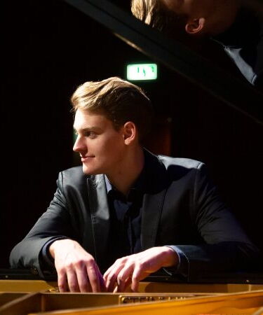 Zu sehen ist der Pianist Maximilian Schairer
