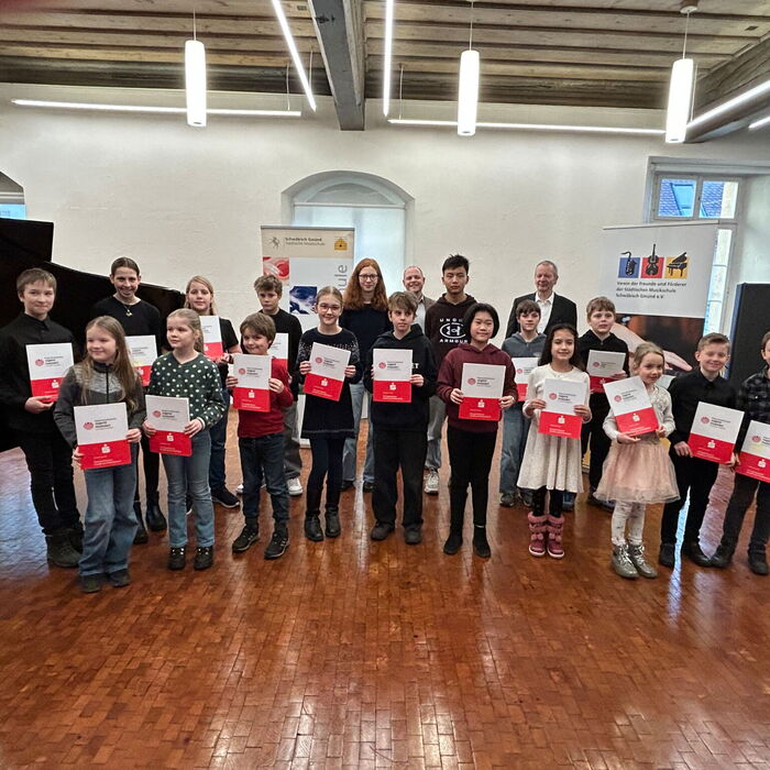 Zu sehen sind die Teilnehmenden Musikerinnen und Musiker des Wettbewerbs.