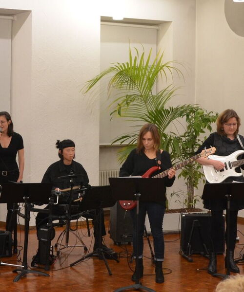 Zu sehen sind die Mitglieder des Band Labors in Aktion an diversen Instrumenten